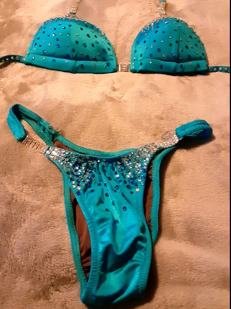 Posing suit